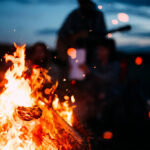 mit Familie am Feuer