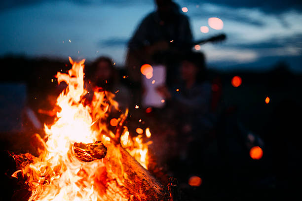 mit Familie am Feuer